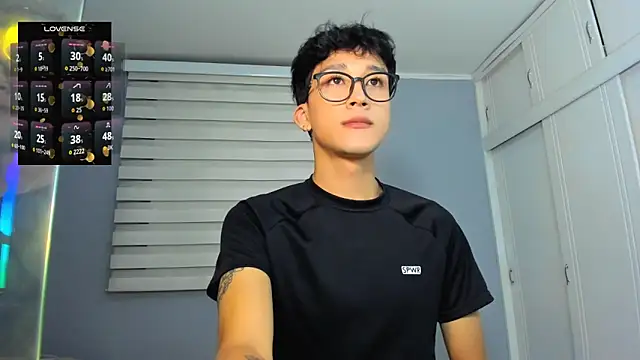 Snapshot of tom_Howard chatting on 14, 9, 2025 tom Howard online show from 14, 9, 2025