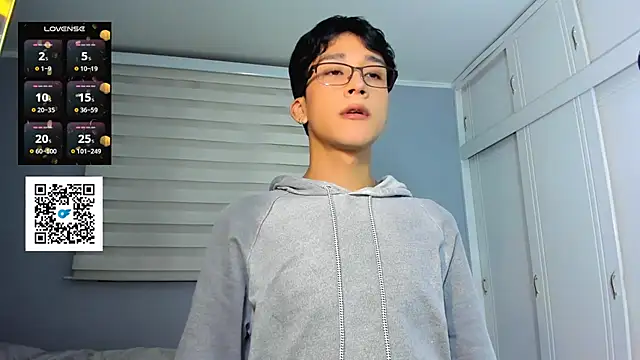 Snapshot of tom_Howard chatting on 19, 9, 2025 tom Howard online show from 19, 9, 2025