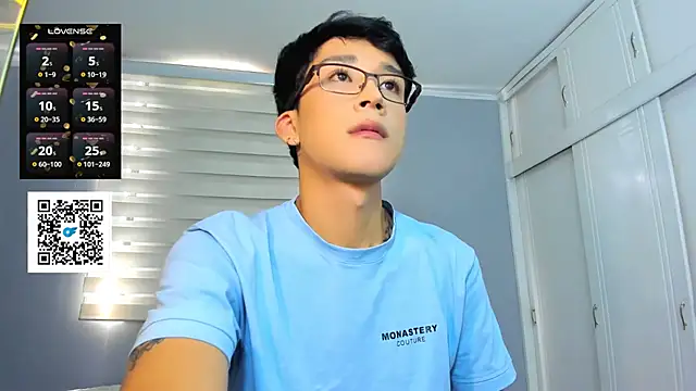 Snapshot of tom_Howard chatting on 23, 9, 2025 tom Howard online show from 23, 9, 2025