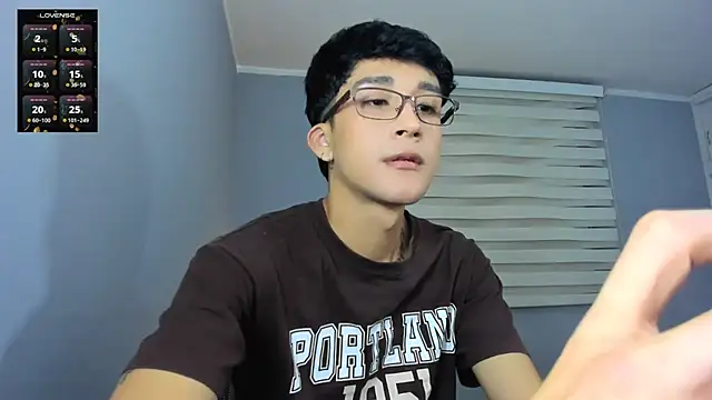 Snapshot of tom_Howard chatting on 12, 10, 2025 tom Howard online show from 12, 10, 2025