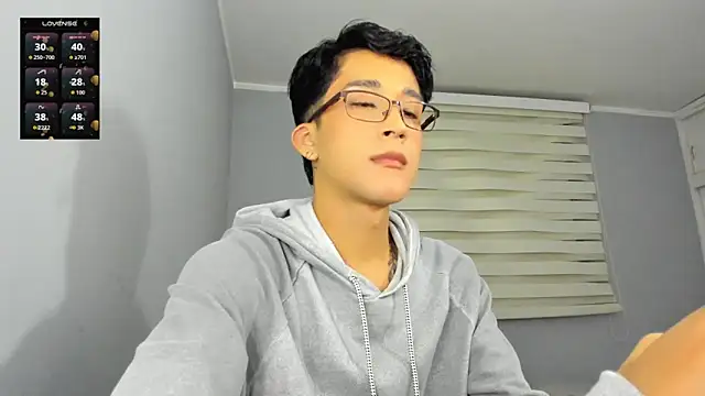 Snapshot of tom_Howard chatting on 13, 10, 2025 tom Howard online show from 13, 10, 2025