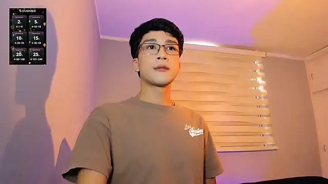 Snapshot of tom_Howard chatting on 14, 10, 2025 tom Howard online show from 14, 10, 2025