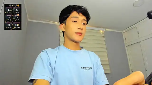 Snapshot of tom_Howard chatting on 20, 10, 2025 tom Howard online show from 20, 10, 2025