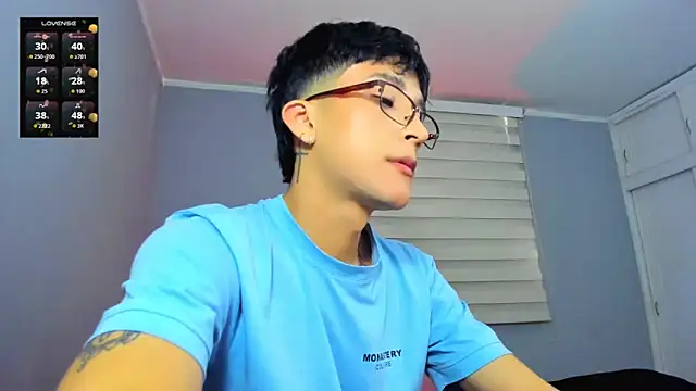 Snapshot of tom_Howard chatting on 22, 10, 2025 tom Howard online show from 22, 10, 2025