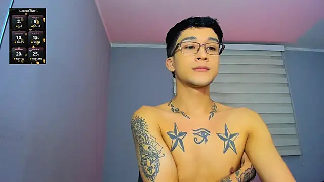 Snapshot of tom_Howard chatting on 28, 10, 2025 tom Howard online show from 28, 10, 2025