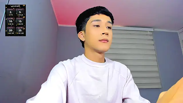 Snapshot of tom_Howard chatting on 6, 11, 2025 tom Howard online show from 6, 11, 2025