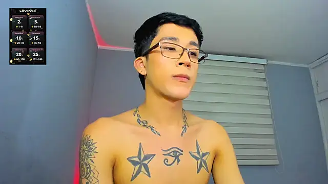 Snapshot of tom_Howard chatting on 11, 11, 2025 tom Howard online show from 11, 11, 2025