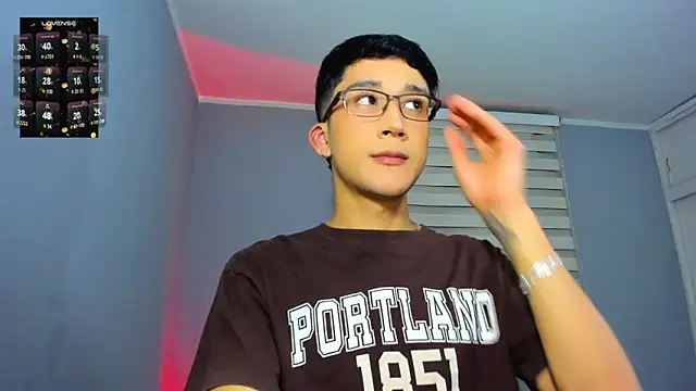 Snapshot of tom_Howard chatting on 25, 11, 2025 tom Howard online show from 25, 11, 2025