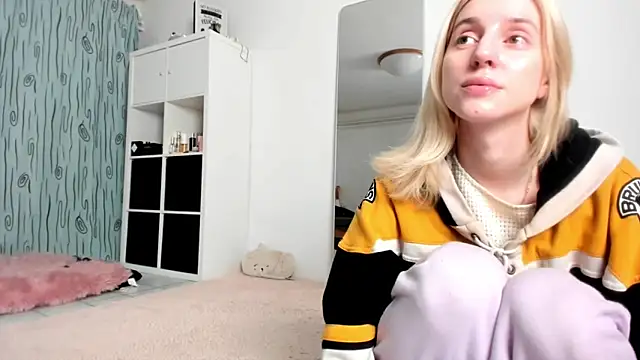 Snapshot of KenzieDawton chatting on 7, 12, 2024 KenzieDawton online show from 7, 12, 2024