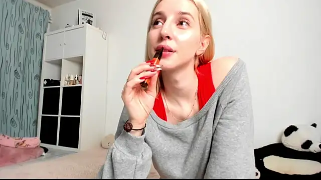 Snapshot of KenzieDawton chatting on 17, 12, 2024 KenzieDawton online show from 17, 12, 2024