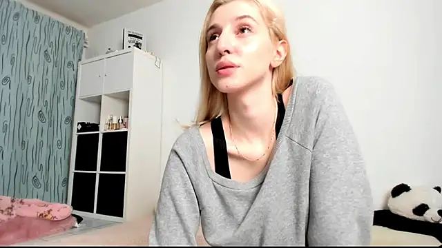 Snapshot of KenzieDawton chatting on 17, 12, 2024 KenzieDawton online show from 17, 12, 2024