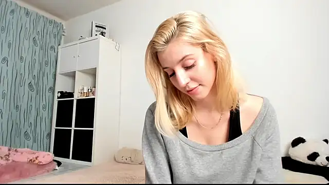 Snapshot of KenzieDawton chatting on 17, 12, 2024 KenzieDawton online show from 17, 12, 2024