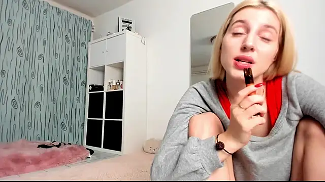 Snapshot of KenzieDawton chatting on 20, 12, 2024 KenzieDawton online show from 20, 12, 2024