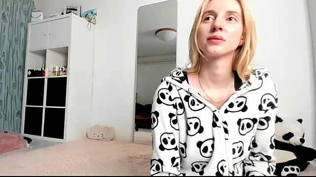 Snapshot of KenzieDawton chatting on 9, 1, 2025 KenzieDawton online show from 9, 1, 2025