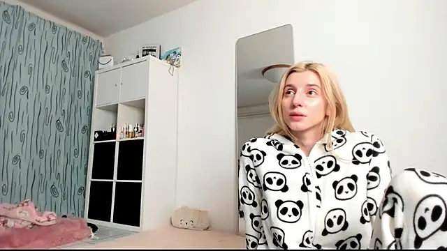 Snapshot of KenzieDawton chatting on 10, 1, 2025 KenzieDawton online show from 10, 1, 2025