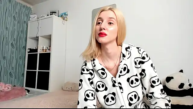 Snapshot of KenzieDawton chatting on 12, 1, 2025 KenzieDawton online show from 12, 1, 2025