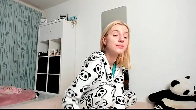 Snapshot of KenzieDawton chatting on 15, 1, 2025 KenzieDawton online show from 15, 1, 2025