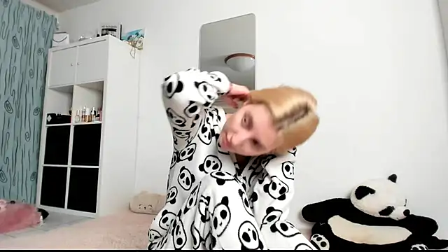 Snapshot of KenzieDawton chatting on 18, 1, 2025 KenzieDawton online show from 18, 1, 2025