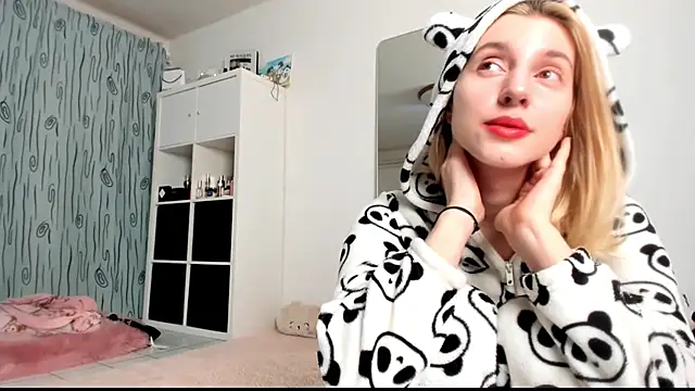 Snapshot of KenzieDawton chatting on 19, 1, 2025 KenzieDawton online show from 19, 1, 2025