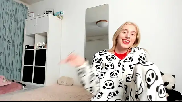 Snapshot of KenzieDawton chatting on 23, 1, 2025 KenzieDawton online show from 23, 1, 2025