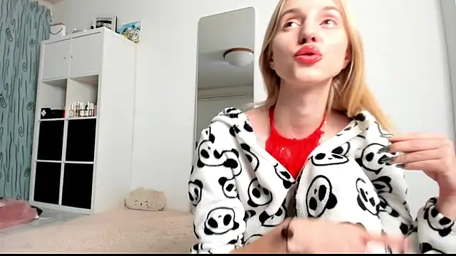 Snapshot of KenzieDawton chatting on 24, 1, 2025 KenzieDawton online show from 24, 1, 2025