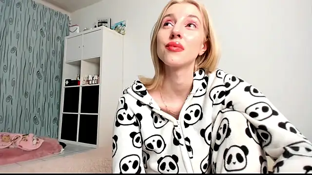 Snapshot of KenzieDawton chatting on 27, 1, 2025 KenzieDawton online show from 27, 1, 2025