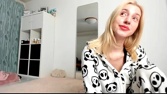 Snapshot of KenzieDawton chatting on 31, 1, 2025 KenzieDawton online show from 31, 1, 2025