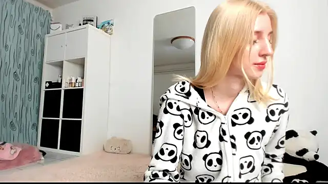 Snapshot of KenzieDawton chatting on 3, 2, 2025 KenzieDawton online show from 3, 2, 2025