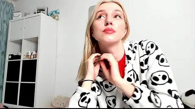 Snapshot of KenzieDawton chatting on 5, 2, 2025 KenzieDawton online show from 5, 2, 2025