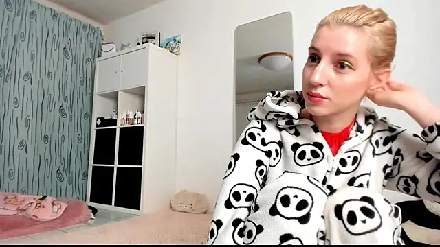 Snapshot of KenzieDawton chatting on 6, 2, 2025 KenzieDawton online show from 6, 2, 2025