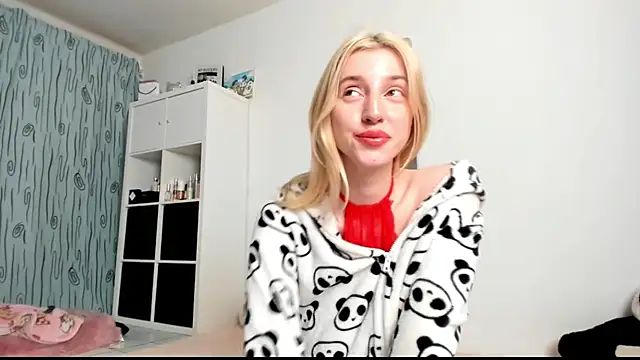 Snapshot of KenzieDawton chatting on 8, 2, 2025 KenzieDawton online show from 8, 2, 2025