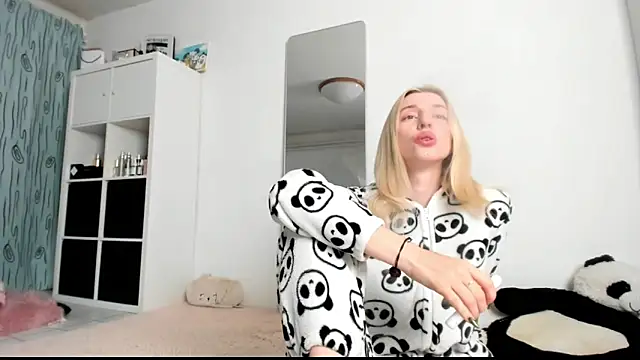 Snapshot of KenzieDawton chatting on 19, 2, 2025 KenzieDawton online show from 19, 2, 2025