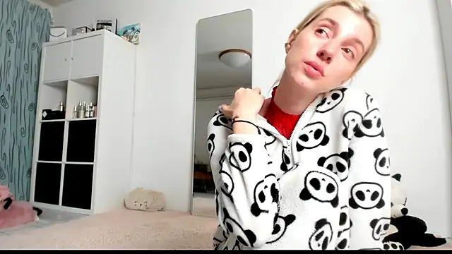 Snapshot of KenzieDawton chatting on 24, 2, 2025 KenzieDawton online show from 24, 2, 2025