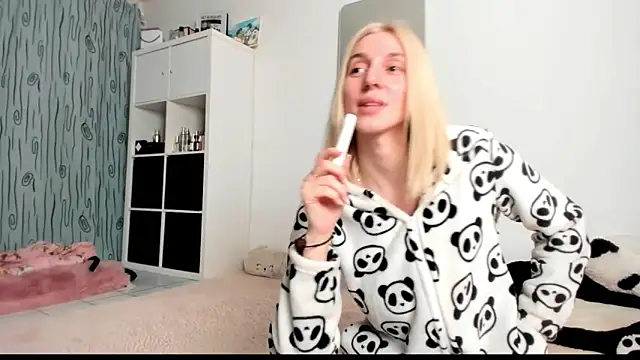 Snapshot of KenzieDawton chatting on 26, 2, 2025 KenzieDawton online show from 26, 2, 2025