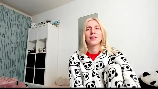 Snapshot of KenzieDawton chatting on 27, 2, 2025 KenzieDawton online show from 27, 2, 2025