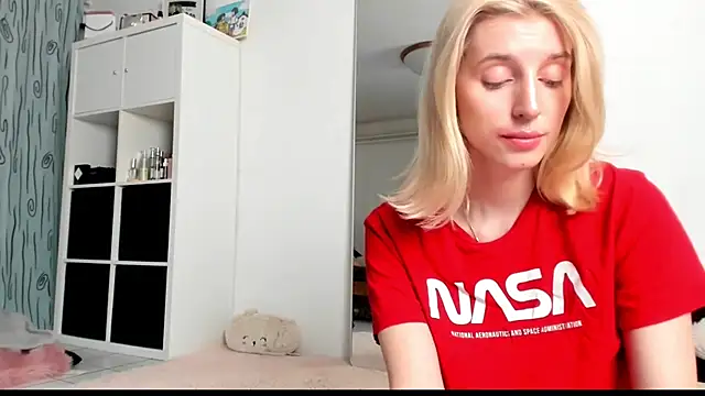 Snapshot of KenzieDawton chatting on 6, 3, 2025 KenzieDawton online show from 6, 3, 2025