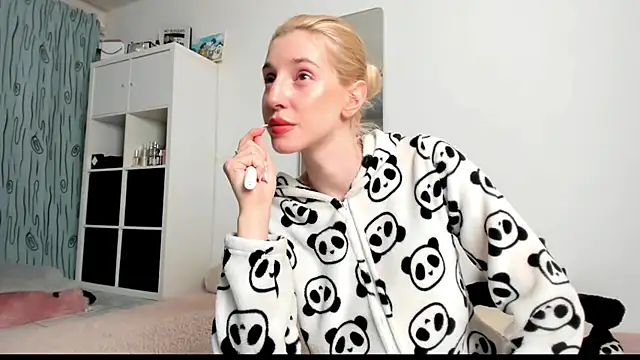 Snapshot of KenzieDawton chatting on 9, 3, 2025 KenzieDawton online show from 9, 3, 2025
