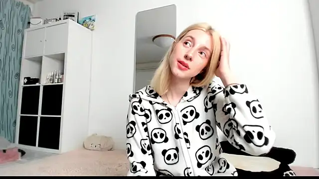Snapshot of KenzieDawton chatting on 12, 3, 2025 KenzieDawton online show from 12, 3, 2025