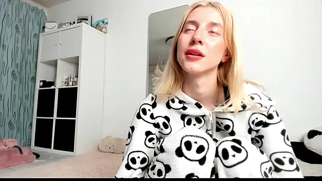 Snapshot of KenzieDawton chatting on 15, 3, 2025 KenzieDawton online show from 15, 3, 2025