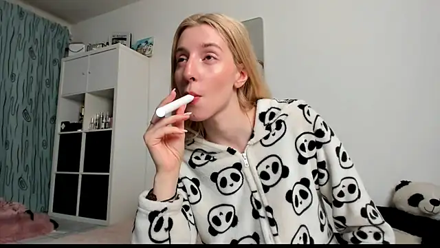 Snapshot of KenzieDawton chatting on 16, 3, 2025 KenzieDawton online show from 16, 3, 2025