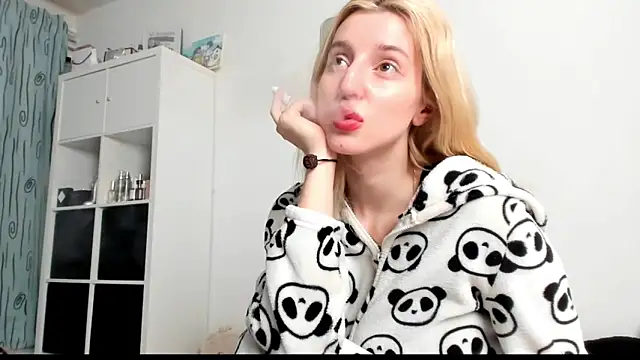 Snapshot of KenzieDawton chatting on 23, 3, 2025 KenzieDawton online show from 23, 3, 2025
