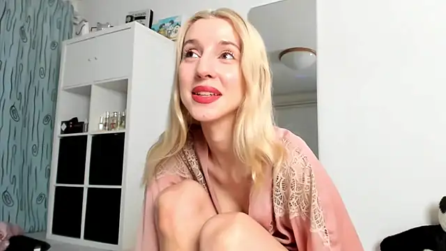 Snapshot of KenzieDawton chatting on 8, 9, 2025 KenzieDawton online show from 8, 9, 2025