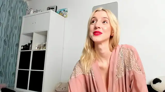 Snapshot of KenzieDawton chatting on 17, 9, 2025 KenzieDawton online show from 17, 9, 2025