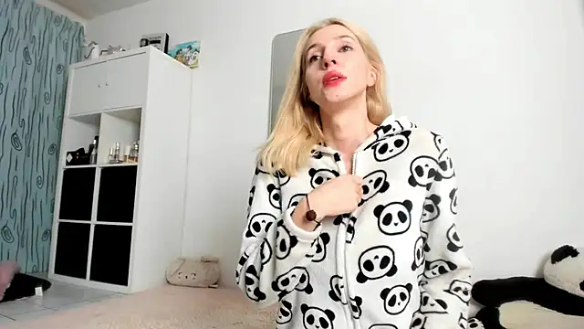 Snapshot of KenzieDawton chatting on 5, 10, 2025 KenzieDawton online show from 5, 10, 2025