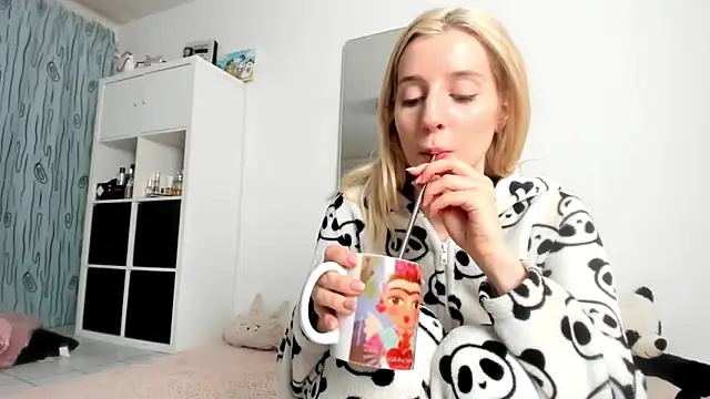 Snapshot of KenzieDawton chatting on 8, 10, 2025 KenzieDawton online show from 8, 10, 2025