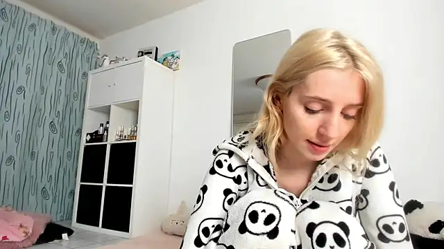 Snapshot of KenzieDawton chatting on 9, 10, 2025 KenzieDawton online show from 9, 10, 2025