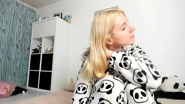 Snapshot of KenzieDawton chatting on 10, 10, 2025 KenzieDawton online show from 10, 10, 2025