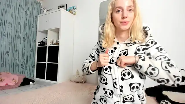 Snapshot of KenzieDawton chatting on 11, 10, 2025 KenzieDawton online show from 11, 10, 2025