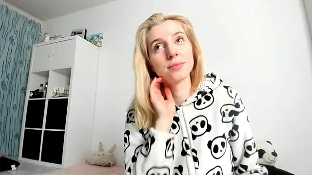 Snapshot of KenzieDawton chatting on 12, 10, 2025 KenzieDawton online show from 12, 10, 2025