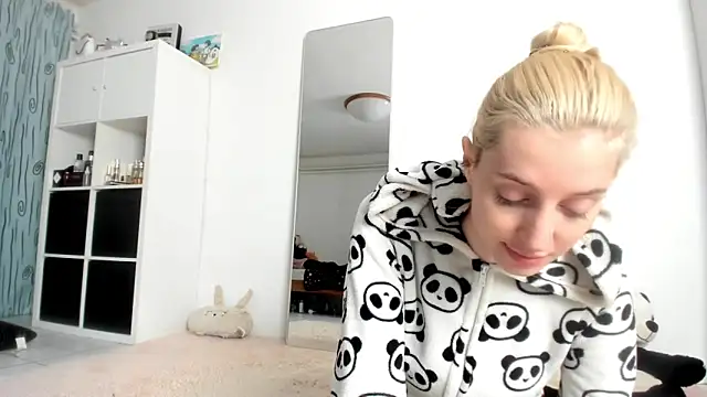 Snapshot of KenzieDawton chatting on 13, 10, 2025 KenzieDawton online show from 13, 10, 2025